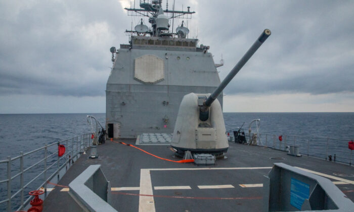 Tuần dương hạm mang hỏa tiễn dẫn đường lớp Ticonderoga USS Antietam (CG 54) được điều động đến khu vực tác chiến của Hạm đội 7 Hoa Kỳ, tiến hành các hoạt động đang diễn ra ở Eo biển Đài Loan hôm 28/08/2022. (Ảnh: Hải quân Hoa Kỳ/Tài liệu phát tay qua Reuters)