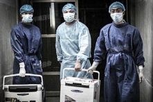 Các bác sĩ xách thùng chứa nội tạng dùng cho ca phẫu thuật cấy ghép tại một bệnh viện ở tỉnh Hà Nam vào ngày 16/08/2012. (Ảnh chụp màn hình/Sohu.com)