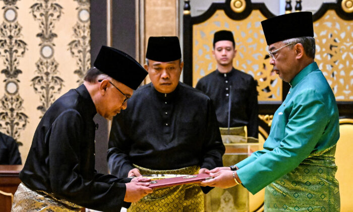 Quốc vương Malaysia Sultan Abdullah Sultan Ahmad Shah và Thủ tướng mới được bổ nhiệm của Malaysia Anwar Ibrahim tham gia lễ tuyên thệ nhậm chức tại Cung điện Quốc gia ở Kuala Lumpur, Malaysia, hôm 24/11/2022. (Ảnh: Mohd Rasfan/Pool via Reuters)