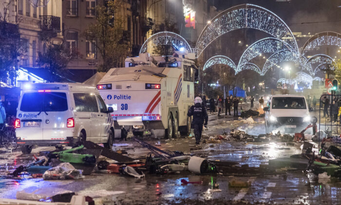 Xe cảnh sát chạy qua một đại lộ chính ở Brussels, khi bạo lực bùng phát trong và sau chiến thắng 2–0 của Morocco trước Bỉ tại World Cup, ở Bỉ, hôm 27/11/2022. (Ảnh: Geert Vanden Wijngaert/AP Photo)