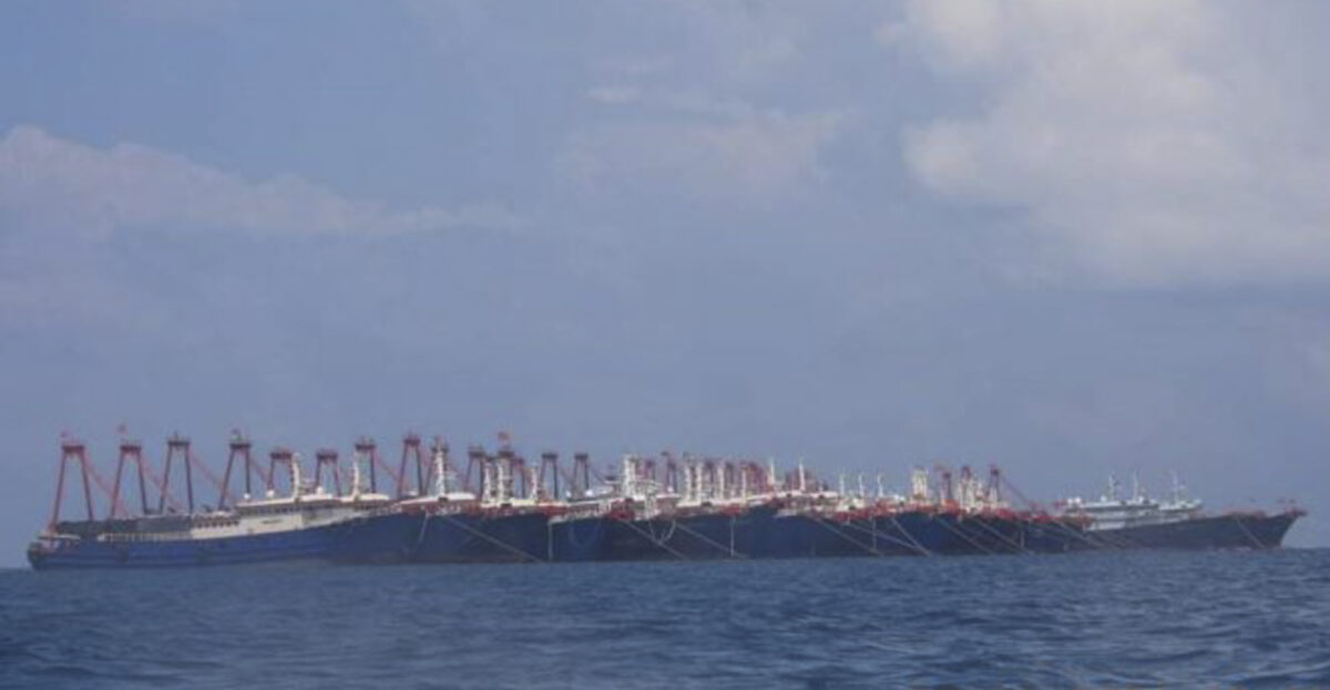 Một vài con tàu trong số 220 tàu thuyền Trung Quốc đang neo đậu tại Bãi đá Ba đầu (Whitsun Reef), Biển Đông, vào ngày 07/03/2021. Chính phủ Philippine bày tỏ sự lo ngại sau khi phát hiện hơn 200 tàu cá Trung Quốc mà họ tin là do dân quân điều khiển tại một rạn san hô, nơi mà cả hai nước đều tuyên bố chủ quyền ở Biển Đông, nhưng họ đã không lên tiếng phản đối ngay thời điểm đó. (Ảnh: Cảnh sát biển Philippines/Lực lượng đặc nhiệm quốc gia-Biển Tây Philippines qua AP)