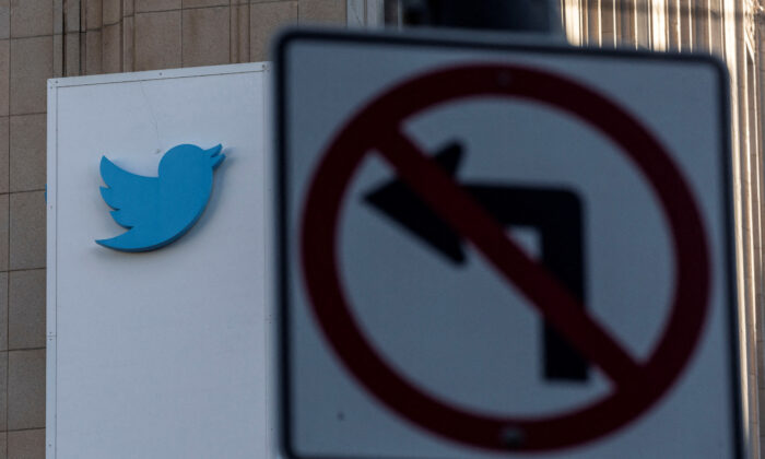 Logo Twitter tại trụ sở chính công ty này ở San Francisco, California, hôm 18/11/2022. (Ảnh: Carlos Barria/Reuters)