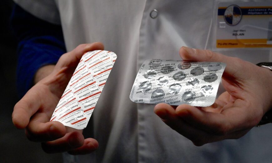 Một nhân viên y tế đang cầm những viên thuốc chloroquine, vốn được cho là có tác dụng chống virus COVID-19, tại Marseille, Pháp, vào ngày 26/02/2020. (Ảnh: Gerard Julien/AFP/Getty Images)