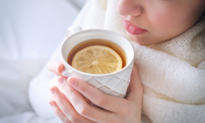 Trà nóng giảm các triệu chứng cảm lạnh và cúm. (Studio Châu Phi/Shutterstock)