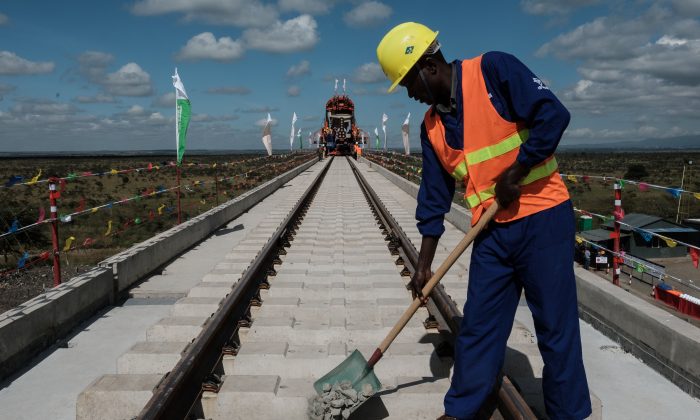 Một công nhân người Kenya đặt sỏi tại công trường xây dựng đường sắt khổ tiêu chuẩn (SGR) gần Nairobi, Kenya, hôm 23/06/2018. (Ảnh: Yasuyoshi Chiba/AFP/Getty Images)