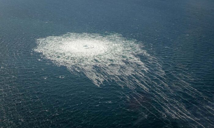 Bong bóng khí từ vụ rò rỉ Nord Stream 2 được nhìn thấy chạm tới bề mặt Biển Baltic, gần Bornholm, Đan Mạch, hôm 27/09/2022. (Ảnh: Bộ Tư lệnh Quốc phòng Đan Mạch/Tài liệu phát qua Reuters)