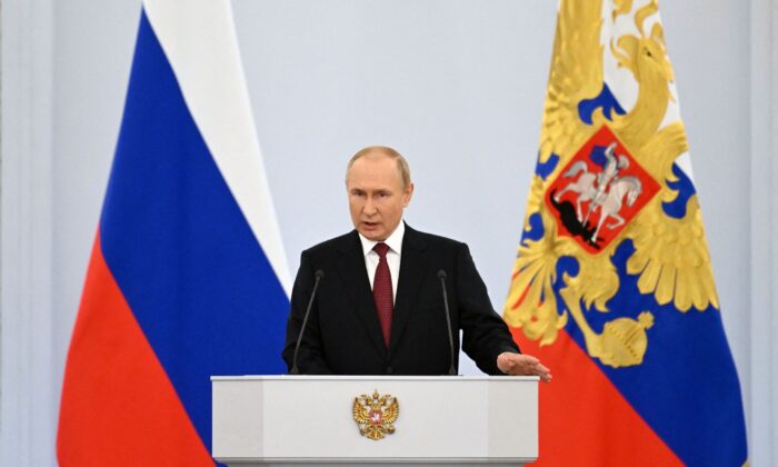 Tổng thống Nga Vladimir Putin có bài diễn văn trong buổi lễ chính thức sáp nhập bốn khu vực của Ukraine mà quân đội Nga đang chiếm đóng, tại Điện Kremlin ở Moscow, hôm 30/09/2022. (Ảnh: Grigory Sysoyev/Sputnik/AFP qua Getty Images)
