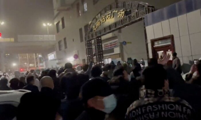 Biểu tình phản đối các hạn chế COVID-19 nghiêm ngặt ở thành phố Ô Lỗ Mộc Tề, Tân Cương, Trung Quốc, trong bức ảnh này được chụp từ một video phát hành hôm 25/11/2022. (Ảnh: Video được thu thập bởi Reuters/qua Reuters)