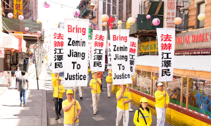 Các học viên Pháp Luân Công tham gia diễn hành đánh dấu 23 năm cuộc đàn áp môn tu luyện tinh thần này ở Trung Quốc, tại Khu Phố Tàu của New York hôm 10/07/2022. (Ảnh: Larry Dye/The Epoch Times)