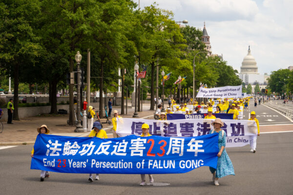 Các học viên Pháp Luân Công diễn hành trên Đại lộ Hiến pháp để kỷ niệm 23 năm ngày Đảng Cộng sản Trung Quốc đàn áp môn tu luyện tinh thần này ở Trung Quốc, tại Hoa Thịnh Đốn hôm 21/07/2022. (Ảnh: Samira Bouaou/The Epoch Times)