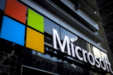 Biểu tượng của Microsoft trên một tòa nhà văn phòng ở New York vào ngày 28/07/2015. (Ảnh: Mike Segar/Reuters)