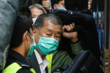 Ông trùm truyền thông Lê Trí Anh (Jimmy Lai), nhà sáng lập Apple Daily, nhìn lên khi ông rời Tòa Chung thẩm Hồng Kông bằng xe van của nhà tù, ở Hồng Kông, vào ngày 01/02/2021. (Ảnh: Tyrone Siu/Reuters)