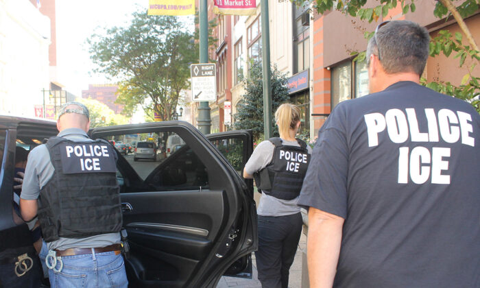 Các nhân viên của Cơ quan Thực thi Di trú và Hải quan Hoa Kỳ (ICE) thực hiện một chiến dịch bắt giữ những người nhập cư bất hợp pháp ở Philadelphia, Pennsylvania, vào ngày 25/09/2019. (Ảnh: ICE)