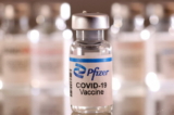 Một lọ vaccine COVID-19 của Pfizer được chụp vào ngày 16/01/2022. (Ảnh: Dado Ruvic/Reuters)
