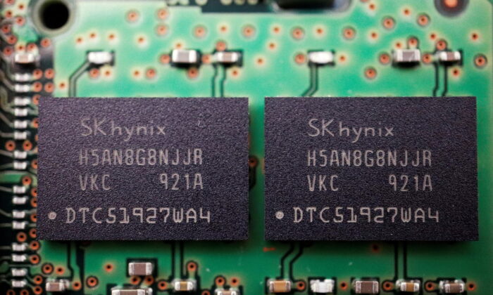 Vi mạch bán dẫn bộ nhớ của nhà cung cấp chất bán dẫn Nam Hàn SK Hynix trên bảng mạch của máy tính, hôm 25/02/2022. (Ảnh: Reuters/Florence Lo/Minh họa/Ảnh tư liệu)