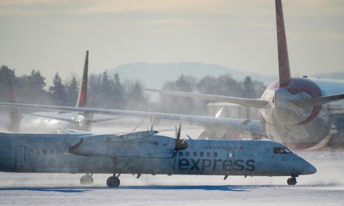 Một chiếc phi cơ của Air Canada đang lăn bánh tại Phi trường Quốc tế Vancouver ở Richmond, British Council, hôm 21/12/2022. Một cơn bão mùa đông lớn đang đổ bộ vào Ontario và Quebec, người dân được cảnh báo xem xét lại kế hoạch du lịch vì điều kiện có thể trở nên nguy hiểm. (Ảnh: The Canada Press/Darryl Dyck)