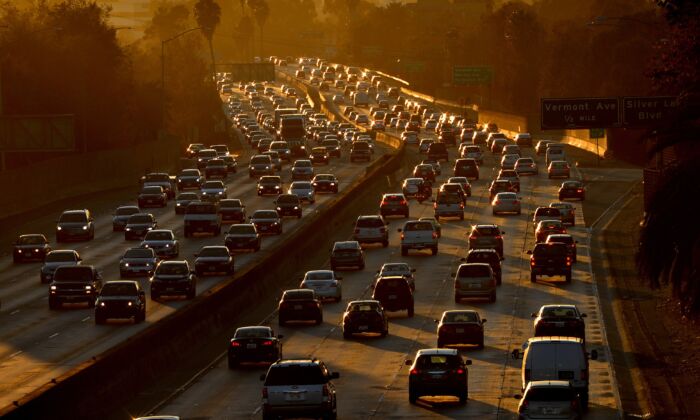 Giao thông đông đúc làm tắc nghẽn Xa lộ 101 ở Los Angeles vào ngày 29/08/2014. (Ảnh: Mark Ralston/AFP/Getty Images)