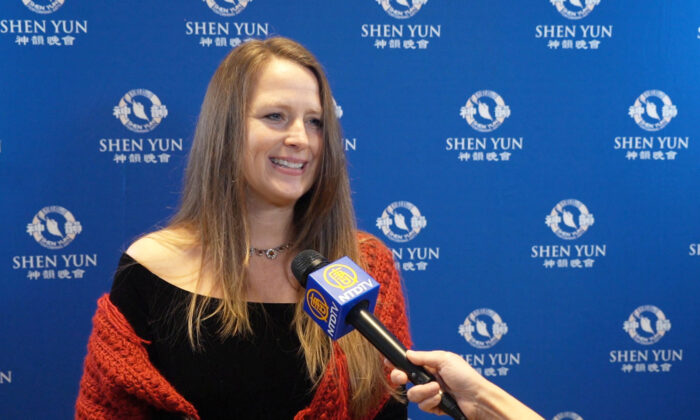 Bà Celena Brown, một doanh nhân, đã thưởng thức buổi lưu diễn vòng quanh thế giới của Đoàn Nghệ thuật Biểu diễn Shen Yun cùng với con gái bà tại Nhà hát Giao hưởng Atlanta hôm 24/12/2022. (Ảnh: Đài truyền hình NTD)