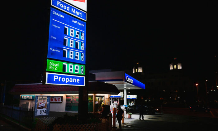 Giá xăng vượt quá 7 USD một gallon tại các trạm xăng ở Los Angeles, California, hôm 22/06/2022. (Ảnh: Frederic J. Brown/AFP qua Getty Images)