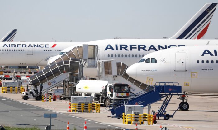 Phi cơ của Air France được nhìn thấy trên đường băng tại phi trường Charles de Gaulle ở Roissy-en-France, ngoại ô Paris, Pháp, vào ngày 24/03/2020. (Ảnh: Charles Platiau/File Photo/Reuters)