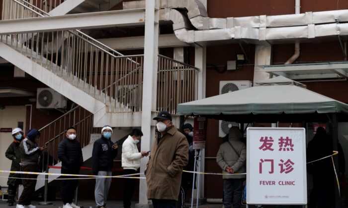 Người dân xếp hàng tại phòng khám sốt của một bệnh viện khi đại dịch COVID-19 tiếp tục bùng phát ở Bắc Kinh hôm 09/12/2022. (Ảnh: Thomas Peter/Reuters)