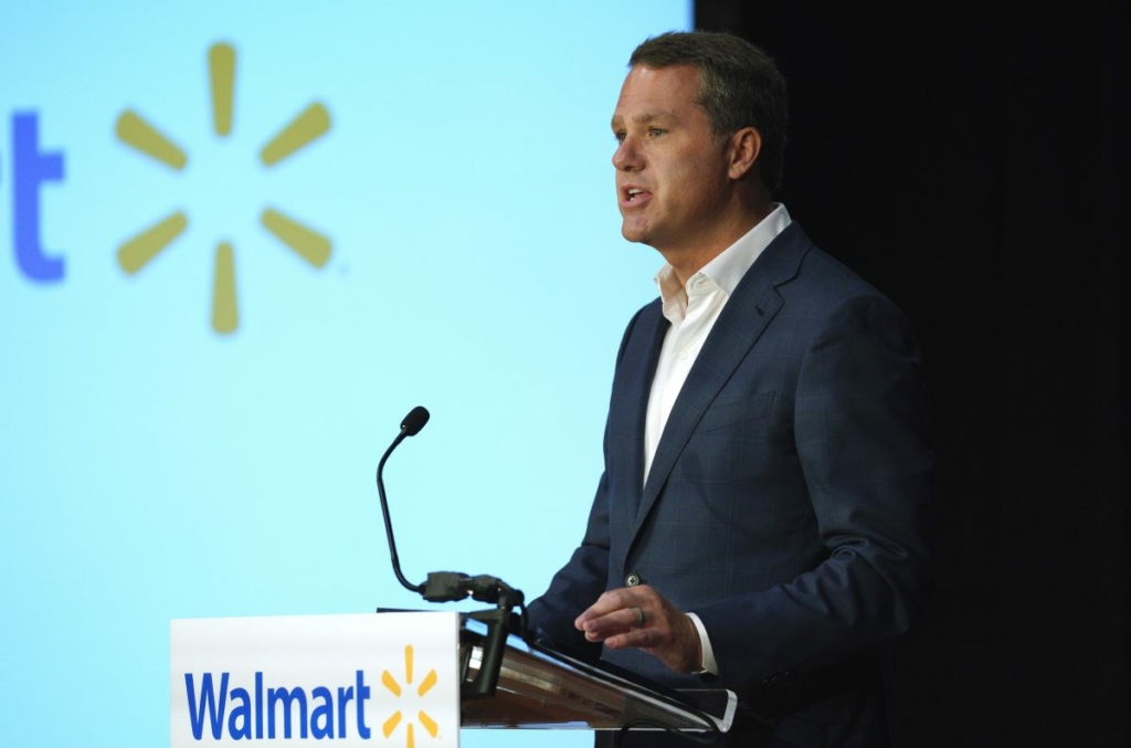 Ông Doug McMillon, chủ tịch kiêm giám đốc điều hành Walmart, nói tại cuộc họp thường niên của công ty, vào ngày 30/05/2018. (Ảnh: Rick T. Wilking/Getty Images)