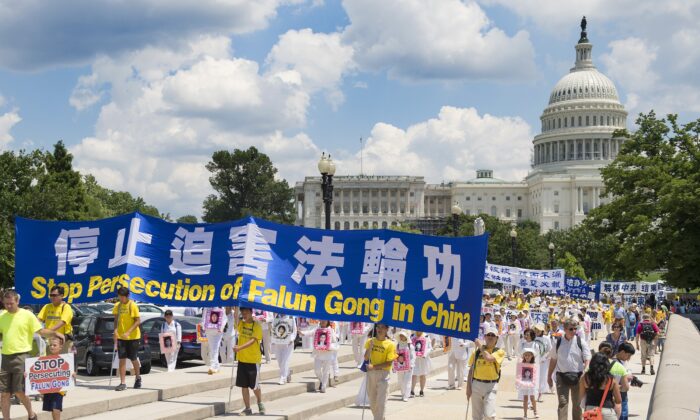 Những người biểu tình Pháp Luân Công diễn hành trên Capitol Hill ở Hoa Thịnh Đốn vào ngày 17/07/2014, như một phần của các sự kiện do Hiệp hội Pháp Luân Đại Pháp bảo trợ nhằm chấm dứt cuộc bức hại của chính quyền Trung Quốc đối với các học viên Pháp Luân Công. (Ảnh: Jim Watson/AFP qua Getty Images)
