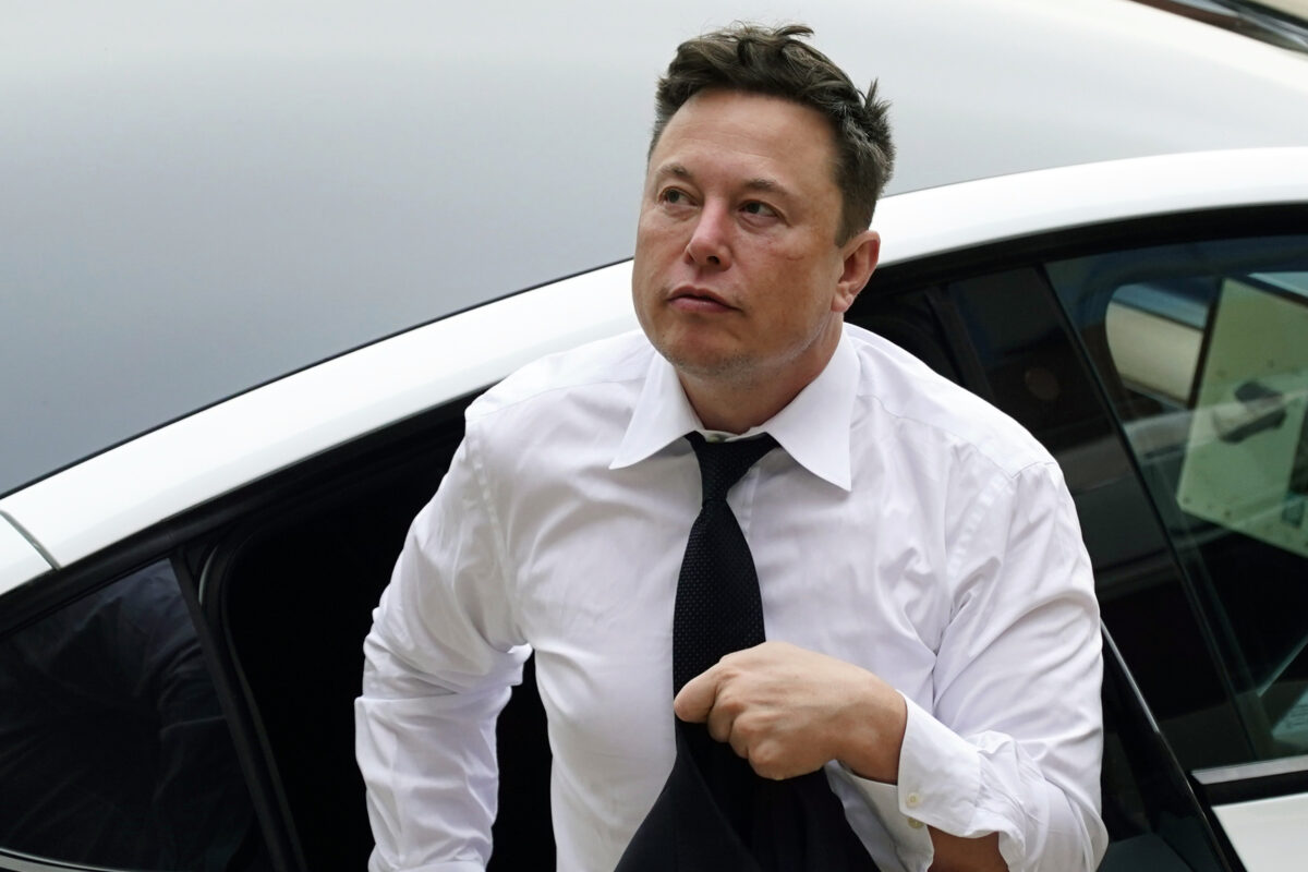Ông Elon Musk đến trung tâm tư pháp ở Wilmington, Delaware, vào ngày 13/07/2021. (Ảnh: Matt Rourke/AP Photo)