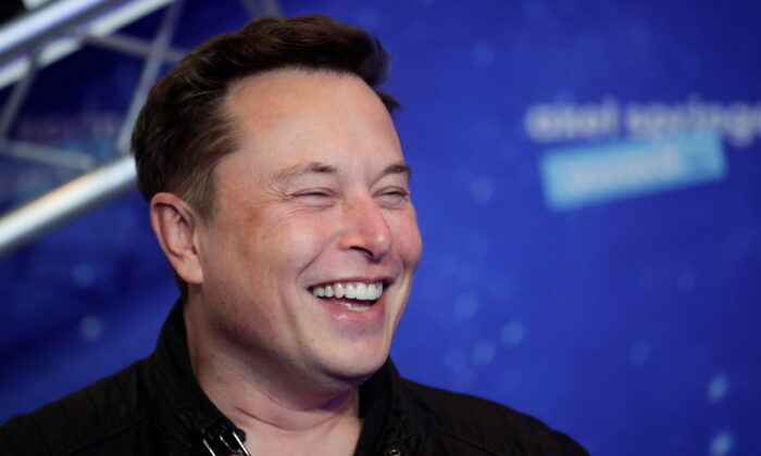 Chủ sở hữu SpaceX đồng thời là Giám đốc điều hành hãng Tesla, ông Elon Musk, cười tươi khi bước lên thảm đỏ tại lễ trao giải Axel Springer Awards, ở Berlin, Đức, hôm 01/12/2020. (Ảnh: Hannibal Hanschke/Pool/AFP qua Getty Images)