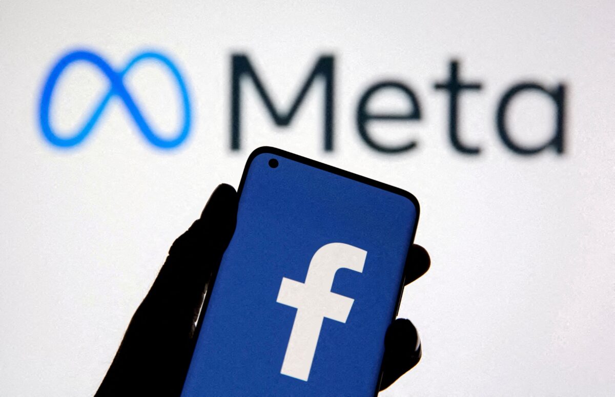 Hình minh họa của một chiếc điện thoại thông minh có logo của Facebook cùng với logo thương hiệu mới Meta được chụp vào ngày 28/10/2021. (Ảnh: Dado Ruvic/Reuters)