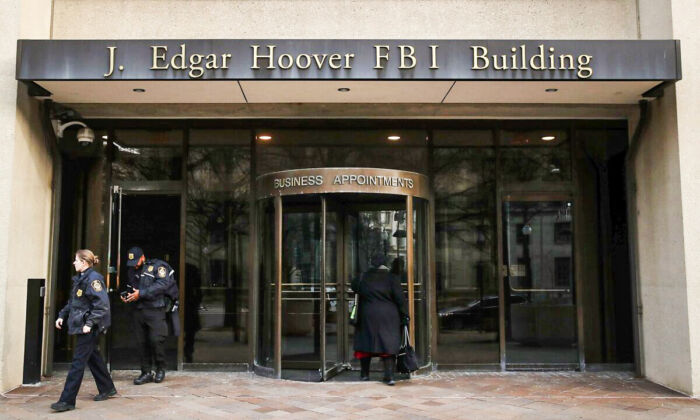 Các nhân viên chấp pháp bước ra khỏi Tòa nhà J. Edgar Hoover của FBI ở Hoa Thịnh Đốn hôm 28/01/2019. (Ảnh: Mark Wilson/Getty Images)