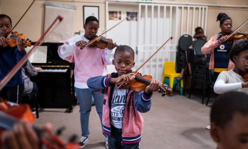 Một cậu bé chơi đàn vĩ cầm trong khóa học với Buskaid tại Nhà Thờ Trưởng Lão Cải Cách ở Diepkloof, Soweto, vào ngày 13/04/2019. (Ảnh: Wikus de Wet/Getty Images)