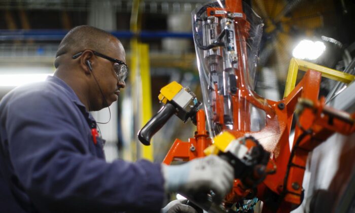 Một công nhân tại nhà máy lắp ráp Ford mới được cải tạo ở Chicago, Illinoi, vào năm 2019. (Ảnh: Jim Young/AFP qua Getty Images)