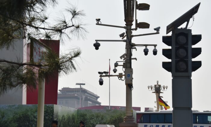 Cảnh vệ tuần tra bên dưới hệ thống camera giám sát ở một góc của Quảng trường Thiên An Môn tại Bắc Kinh vào ngày 06/09/2019. (Ảnh: Greg Baker/AFP/Getty Images)