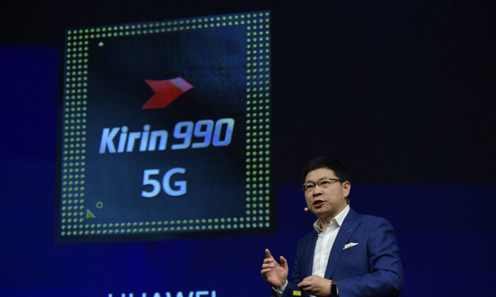 Ông Dư Thừa Đông (Yu Chengdong), người đứng đầu bộ phận kinh doanh tiêu dùng của Huawei, nói chuyện trong buổi giới thiệu bộ vi mạch bán dẫn Kirin 990 5G tại hội chợ đổi mới và điện tử quốc tế IFA ở Berlin vào ngày 06/09/2019. (Ảnh: Tobias Schwarz/AFP qua Getty Images)