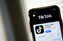 Trong ảnh minh họa này, trang tải ứng dụng TikTok được hiển thị trên iPhone của Apple ở Hoa Thịnh Đốn vào ngày 07/08/2020. (Ảnh: Drew Angerer/Getty Images)