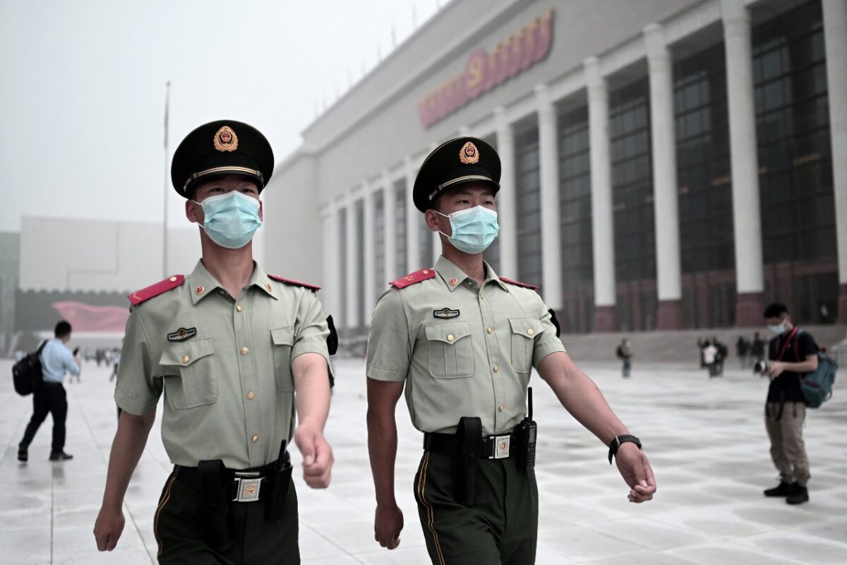 Cảnh sát bán quân sự đi bộ bên ngoài Bảo tàng Đảng Cộng sản Trung Quốc gần sân vận động quốc gia Tổ chim ở Bắc Kinh hôm 25/06/2021. (Ảnh: Noel Celis/AFP qua Getty Images)