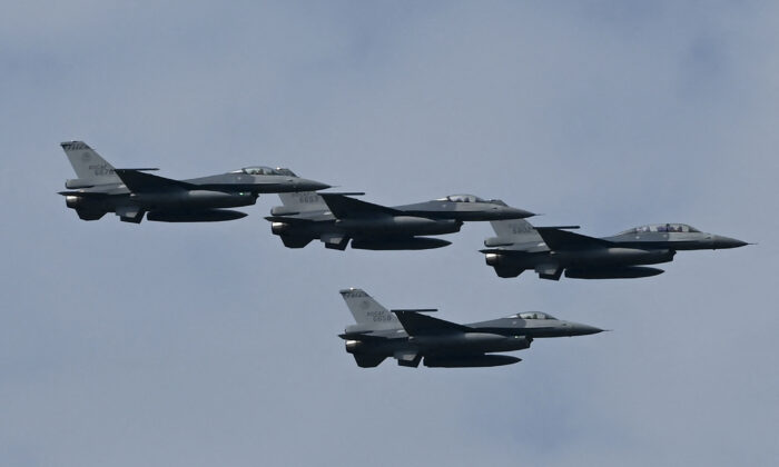 Bốn chiến đấu cơ F-16 V được nâng cấp do Hoa Kỳ sản xuất bay trình diễn trong một buổi lễ tại Lực lượng Không quân Gia Nghĩa ở miền nam Đài Loan, hôm 18/11/2021. (Ảnh: Sam Yeh/AFP qua Getty Images)