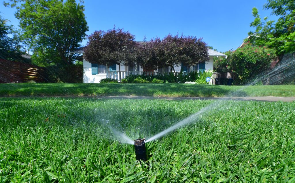 Một vòi phun nước tự động tưới cỏ trước các ngôi nhà ở Alhambra, California, hôm 27/04/2022. (Ảnh: Frederic J. Brown/AFP qua Getty Images)