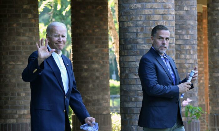 Tổng thống Joe Biden (trái) vẫy tay chào cùng con trai Hunter Biden sau khi tham dự thánh lễ tại Nhà thờ Công giáo Holy Spirit ở Johns Island, South Carolina, hôm 13/08/2022. (Ảnh: Nicholas Kamm/AFP qua Getty Images)