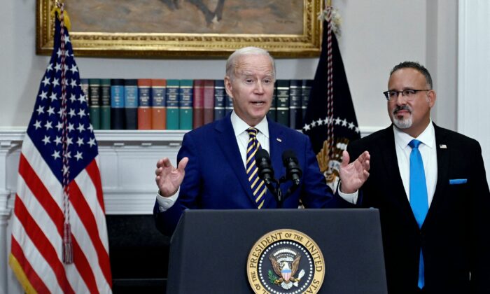 Tổng thống Joe Biden thông báo xóa nợ vay sinh viên với Bộ trưởng Giáo dục Miguel Cardona (bên phải) tại Phòng Roosevelt của Tòa Bạch Ốc ở Hoa Thịnh Đốn hôm 24/08/2022. (Ảnh: Olivier Douliery/AFP qua Getty Images)