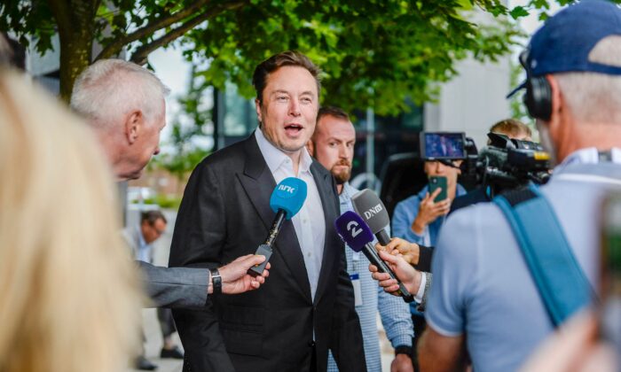 Ông Elon Musk, Giám đốc điều hành Tesla, trả lời phỏng vấn khi đến dự cuộc họp Offshore Northern Seas 2022 ở Stavanger, Na Uy hôm 29/08/2022. (Ảnh: Carina Johansen/NTB/AFP qua Getty Images)