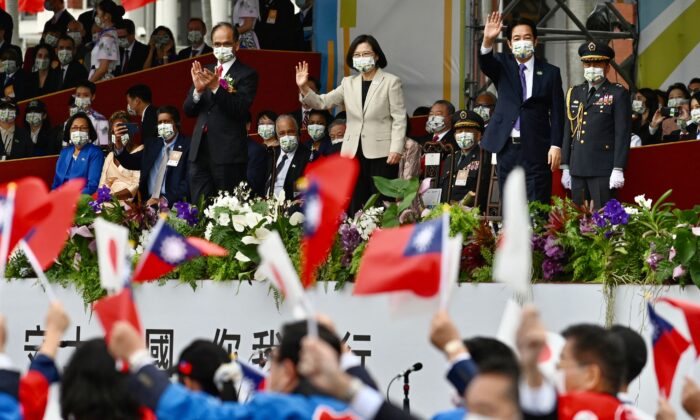 Tổng thống Đài Loan Thái Anh Văn (Tsai Ing-wen) (hàng đầu, chính giữa) tham dự một buổi lễ kỷ niệm Ngày Quốc Khánh của hòn đảo này trước Văn phòng Tổng thống ở Đài Bắc, hôm 10/10/2022. (Ảnh: Sam Yeh/AFP qua Getty Images)