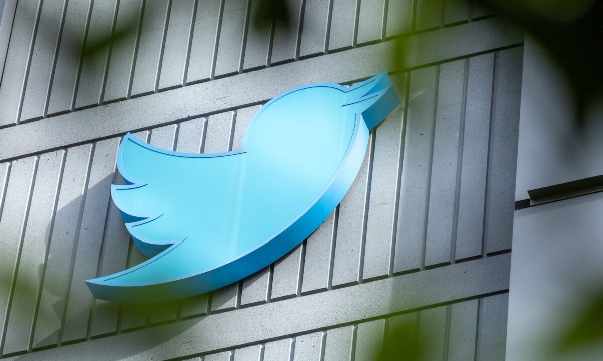 Logo Twitter trên một bảng hiệu bên ngoài trụ sở Twitter ở San Francisco, California, hôm 28/10/2022. (Ảnh: Constanza Hevia/AFP qua Getty Images)