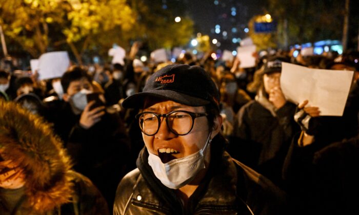 Người biểu tình diễn hành phản đối các hạn chế COVID-19 hà khắc của Trung Quốc tại Bắc Kinh hôm 28/11/2022. (Ảnh: Noel Celis/AFP qua Getty Images)