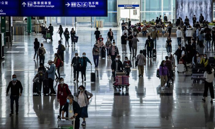 Hành khách đi qua Phi trường Quốc tế Hồng Kông hôm 08/12/2022. (Ảnh: Isaac Lawrence/AFP qua Getty Images)