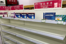 Thuốc cảm đã hết sạch tại một hiệu thuốc trong bối cảnh dịch COVID bùng phát ở Bắc Kinh hôm 15/12/2022. (Ảnh: Yuxuan Zhang/AFP qua Getty Images)
