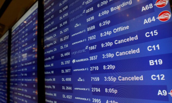 Một bảng thông tin hiển thị các chuyến bay bị hủy tại Phi trường Detroit Metro ở Romulus, Michigan, hôm 22/12/2022. (Ảnh: Jeff Kowalsky/AFP qua Getty Images)