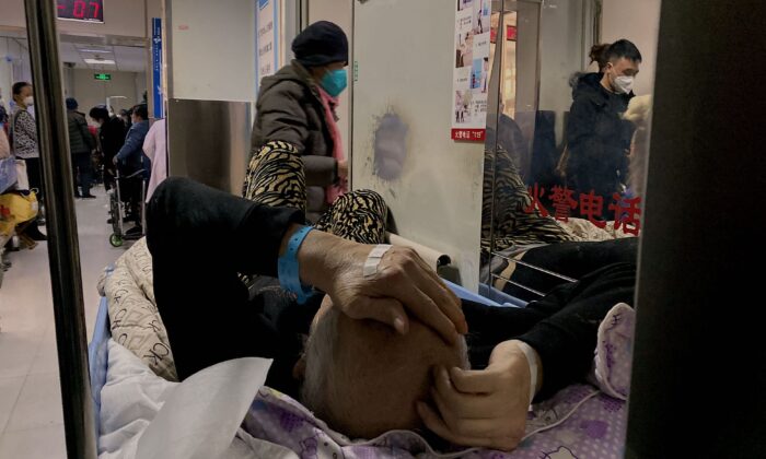 Một bệnh nhân COVID-19 trên một băng ca tại Bệnh viện Trung tâm Số 1 Thiên Tân ở Thiên Tân, Trung Quốc, hôm 28/12/2022. (Ảnh: Noel Celis/AFP qua Getty Images)
