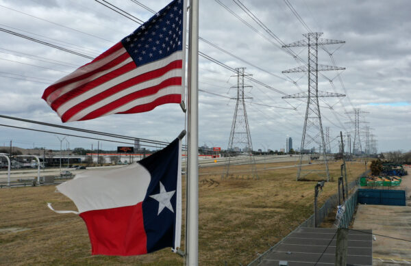Cờ Hoa Kỳ và Texas tung bay trước các tháp truyền tải điện cao thế ở Houston, Texas, hôm 21/02/2021. (Ảnh: Justin Sullivan/Getty Images)